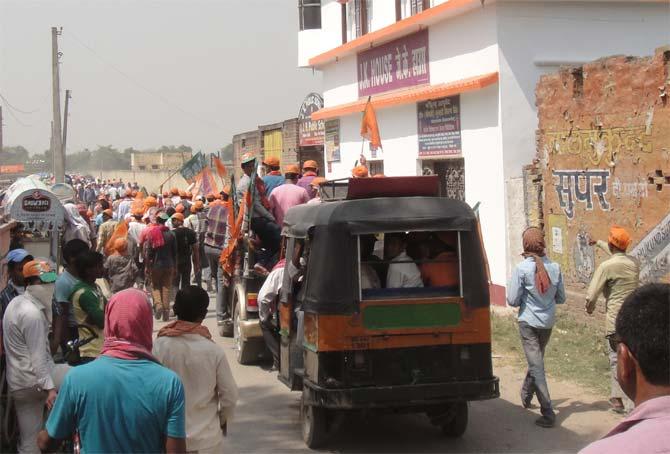 An almost entirely male crowd makes its way to the Chhapra rally.