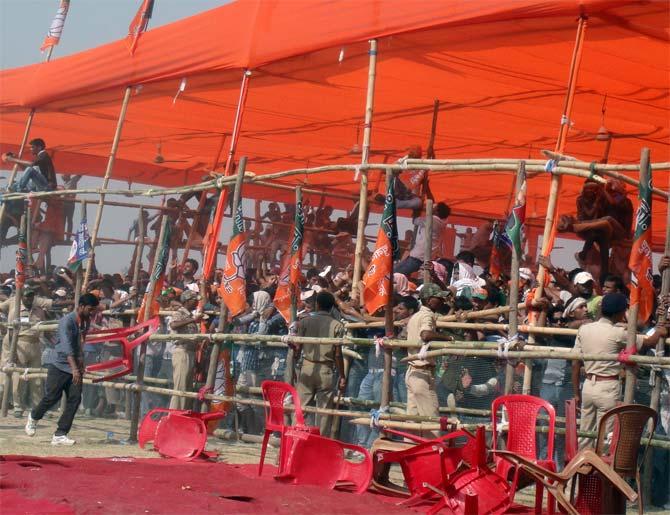 Chairs are flung out to make space. The crowds get unruly for a while and are held at bay by the police.