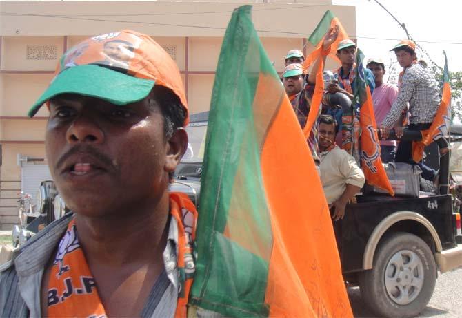 People make their way to the Chhapra rally on a mercilessly hot afternoon.