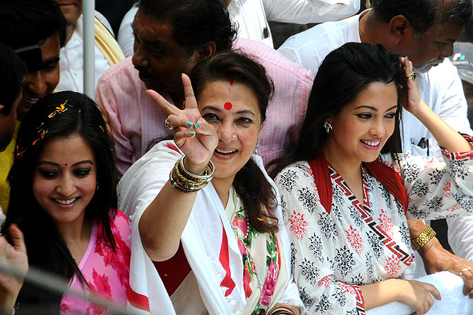 Raima Sen, left, with her mother Moon Moon Sen, the Trinamool Congress candidate from Bankura, and her sister Riya, right.
