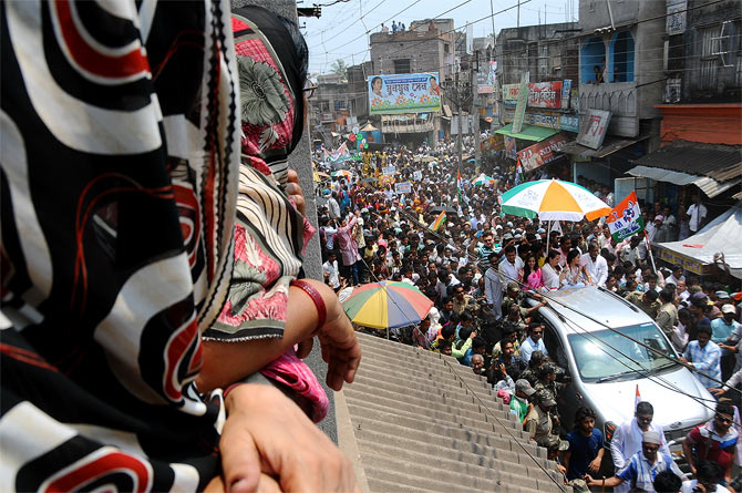 Crowds throng Bankura for a glimpse of the Sen family.