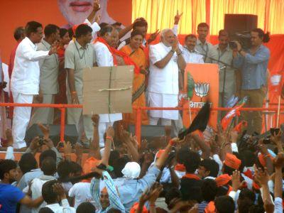 Narendra Modi with BJP candidate Smriti Irani in Amethi