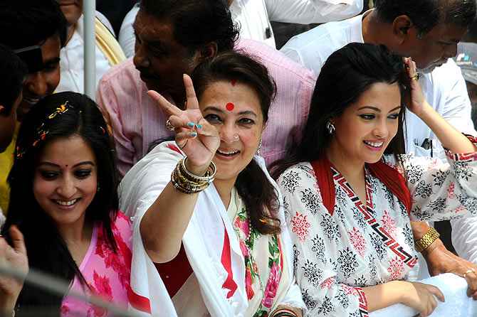 Moonmoon Sen with her two daughters campaigns in Bankura