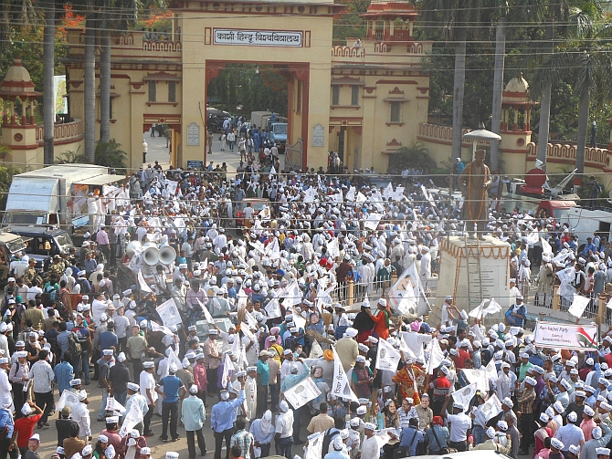 Thousands of AAP supporters gather outside the Banaras Hindu University