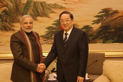Narendra Modi with a Chinese official