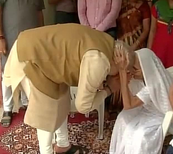 Narendra Modi seeks blessing of his mother in Gandhinagar
