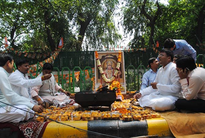 Priests gather on the road to carry out a victory yagna for Modi