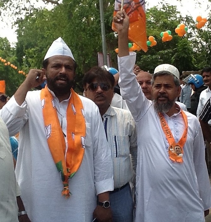 Modi's supporters cheer for him during the Delhi parade 
