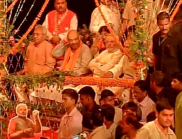 Narendra Modi along with BJP leaders during the Ganga aarti at Dashashwamedh Ghat