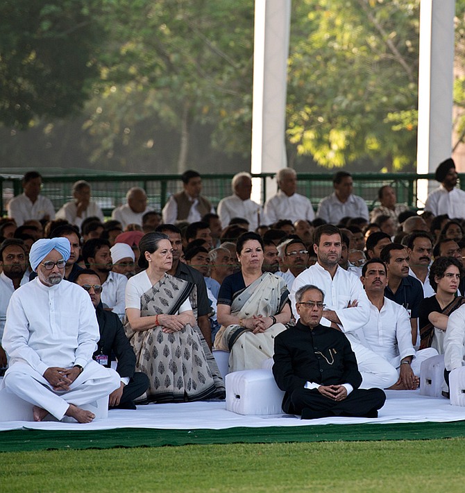 President Pranab Mukherjee, Congress president Sonia Gandhi and other members of her party at Vir Bhoomi