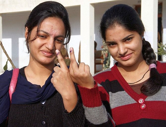 Kashmiris brave the cold to come out and vote - Rediff.com India News