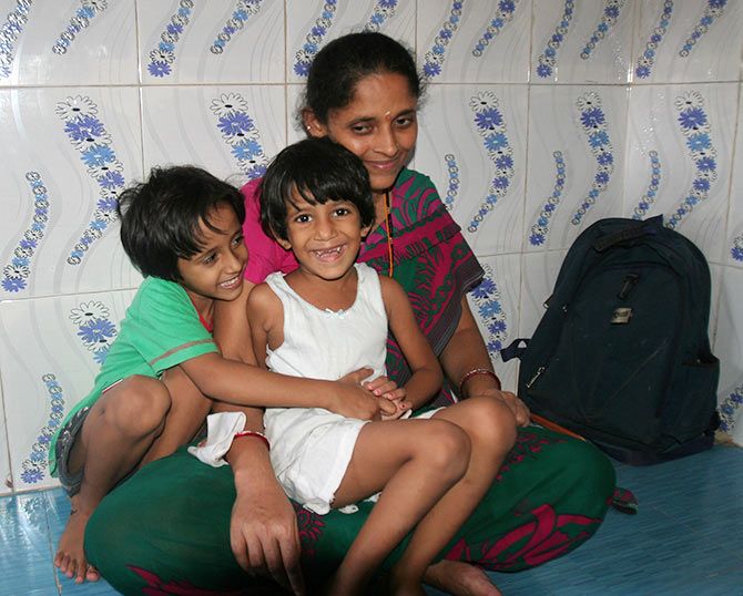Tejaswini Goli Chauhan with her sister Jaishree and mom Viju