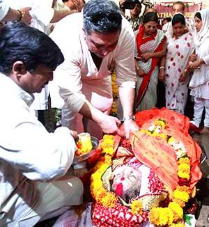 Ranjit Barot's emotional goodbye to his mother.