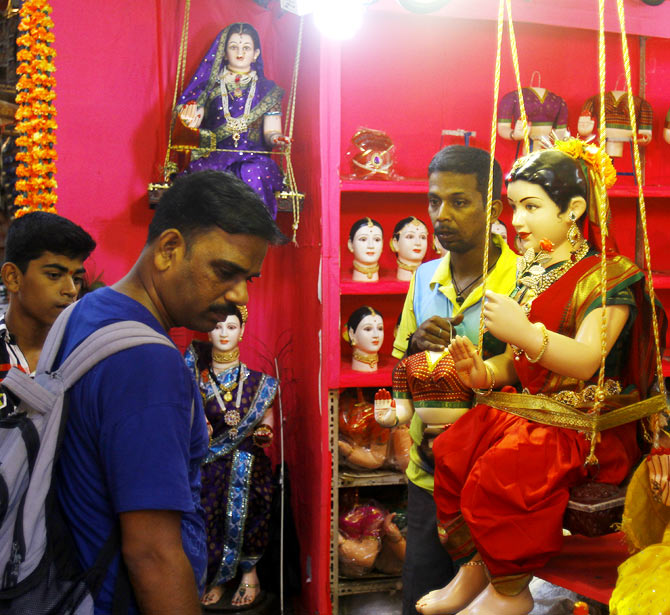 Devotees select a Gauri murti to take home.