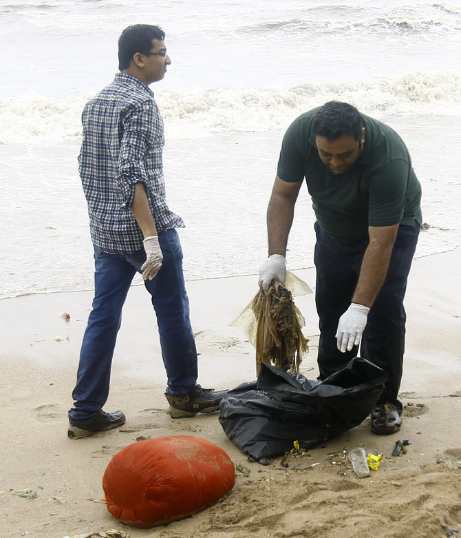 Volunteers clean up Mumbai's beach
