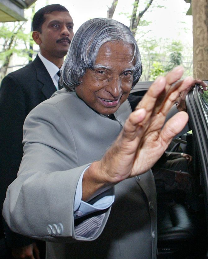  Then President Kalam waves to students during his visit to the state university in Quezon City, north of Manila. 