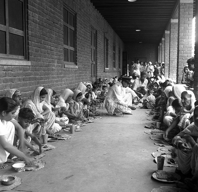 Refugees from West Punjab at the Wavell Canteen
