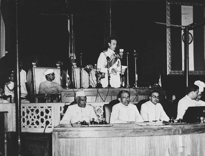 Mountbatten addressing the Independence Day session