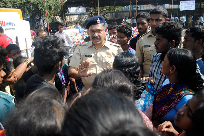 A group of angry residents confronting senior inspector Dilip Yadav of Damu Nagar police station