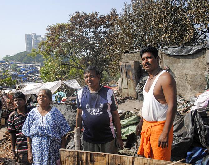 Dilip Dharma Ingle (in vest) showed exemplary courage as he led a team of volunteers to move cylinders out of a dozen houses preventing further spread of fire. Sadly, like vultures feeding off carcasses, robbers stole those cylinders the same night from the jungle