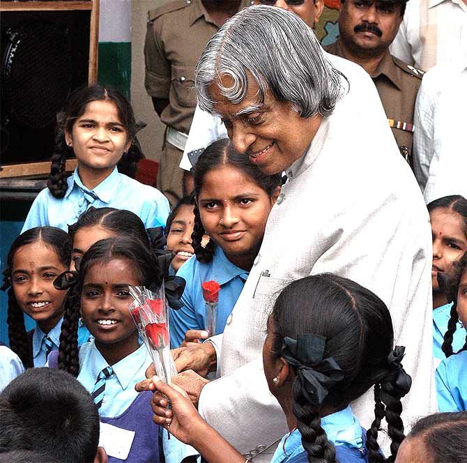 Enthusiastic children greet President A P J Abdul Kalam at a school in Bengaluru.