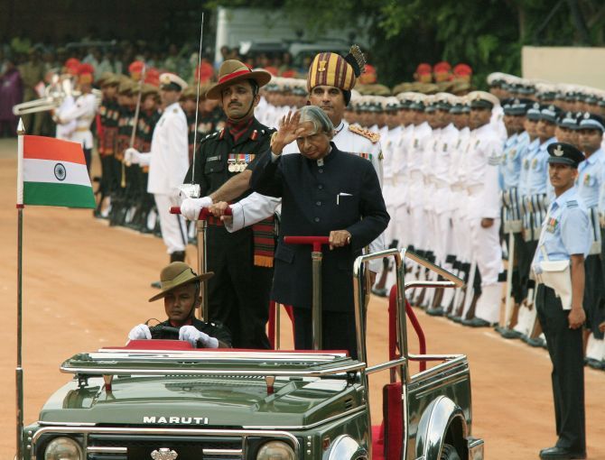 President A P J Abdul Kalam inspects the guard of honour at Rashtrapati Bhavan, July 25, 2007, his last day in office.