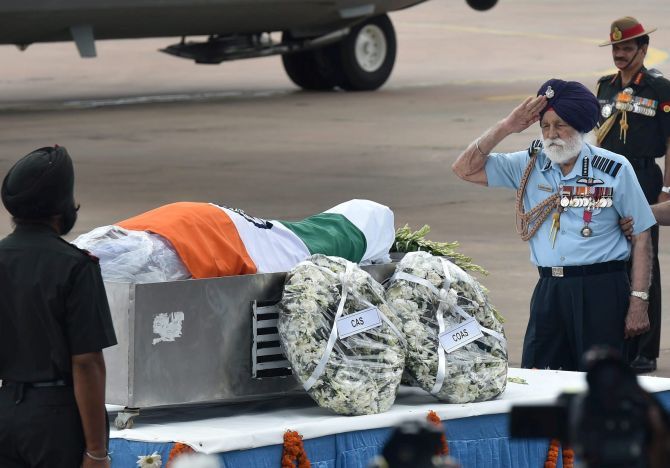 Marshal of the Air Force Arjan Singh salutes the mortal remains of former President APJ Abdul Kalam