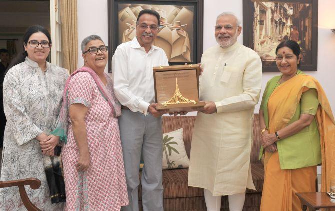 Prime Minister Narendra Modi and External Affairs Minister Sushma Swaraj present the Bangladesh Liberation War Honour to Atal Bihari Vajpayee's son-in-law Ranjan Bhattacharya, daughter Namita Bhattacharya and grand daughter Neha Bhattacharya.