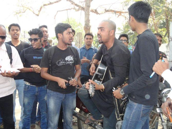 Young protestors in Ranaghat