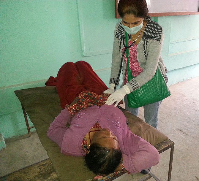 Dr Vani Kori examines a patient in quake hit Nepal.