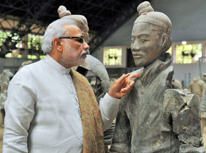 Prime Minister Narendra Modi checks out a Terracotta Warrior in Xi'an, Shaanxi, China. 