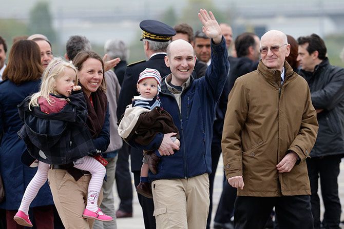 Nicolas Henin, who had been taken hostage by the ISIS, with his family moments after his arrival on French soil