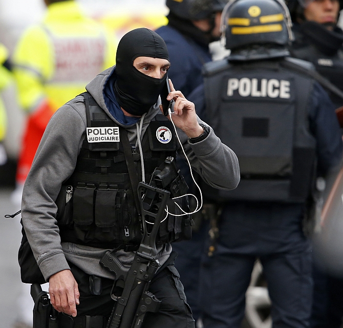 2 dead after 7-hour St Denis raid targetting Paris attacks mastermind ...