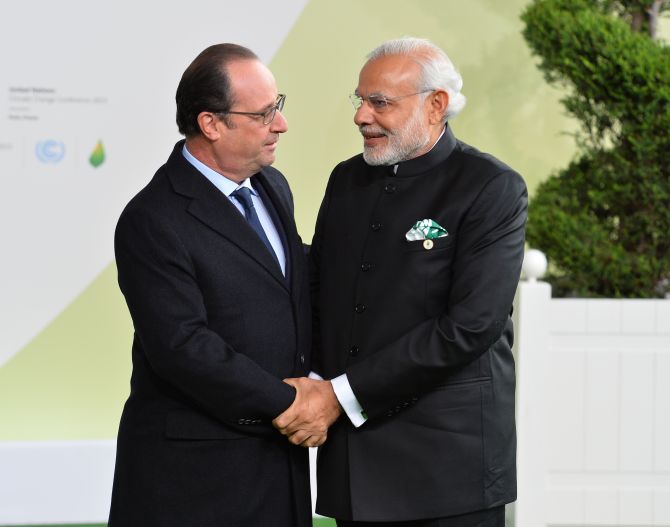 PM Modi and President Hollande greet each other at the launch of the International Solar Alliance. Photograph: MEA/ Flickr
