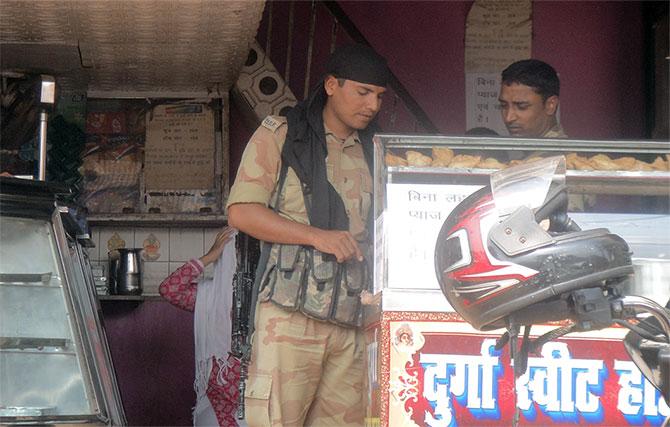 Para military personnel take a break to eat