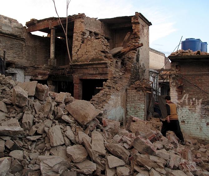 Hindu Kush quake toll crosses 300; thousands spend night in the open ...