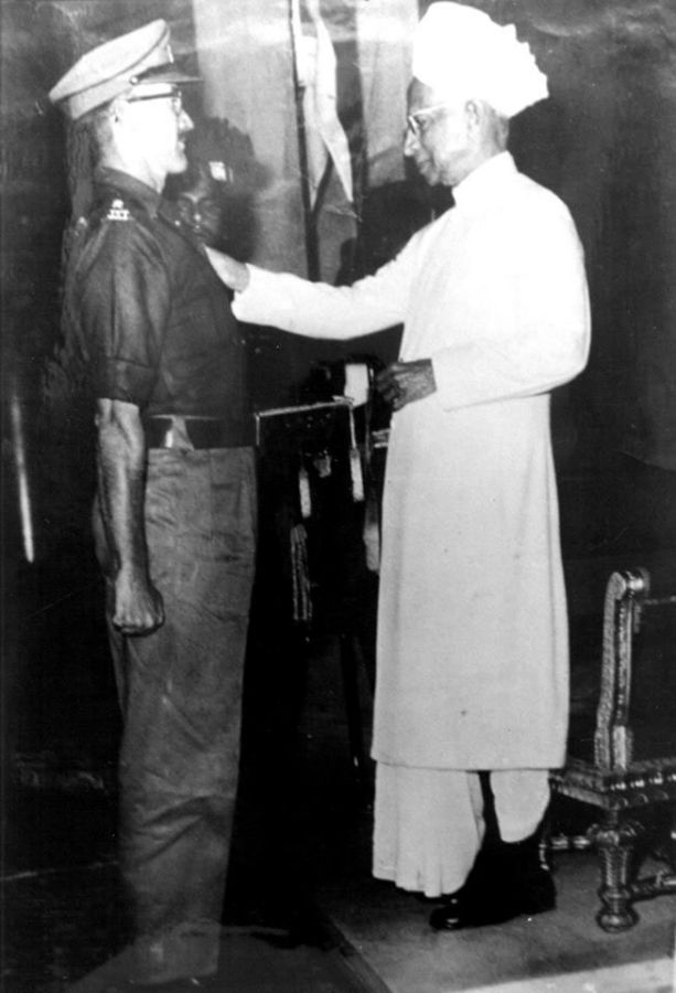 Lieutenant Colonel Hayde receives the Mahavir Chakra from President Dr S Radhakrishnan
