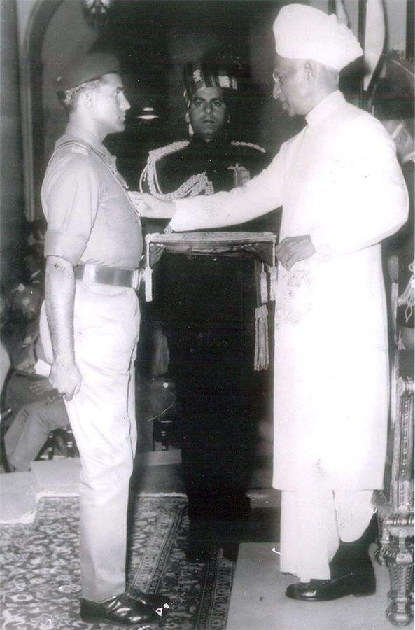 Captain Ayub Khan receives the Vir Chakra from President Dr S Radhakrishnan