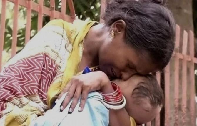 A grieving mother outside Sishu Bhawan, Cuttack 