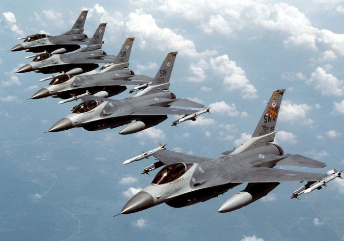 F-16 jets in a formation.