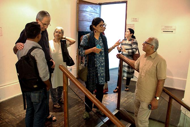 Sudhir Patwardhan, Shakuntala Kulkarni and Anju and Atul Dodiya catch up after the meet.