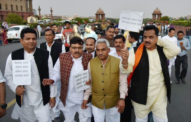 A BJP delegation from Uttarakhand marching to Rashtrapati Bhavan.