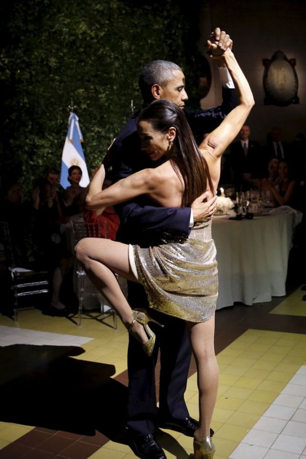 Барак Обама танго. Пьяные танцы. Брюнетка Роковая танцы.