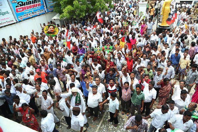 Crowds outside th AIADMK headquarters