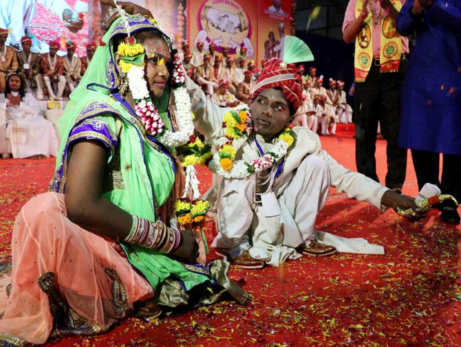 Exchanging garlands.