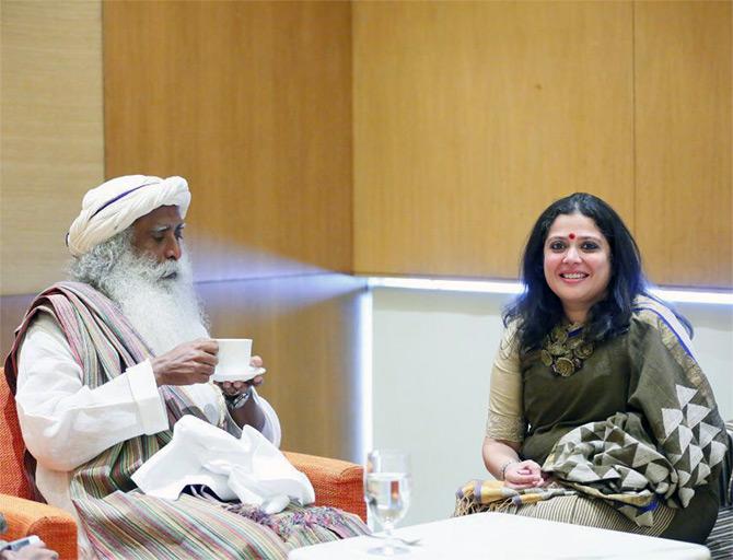 Sadhguru Jaggi Vasudev with Ladies Study Group President Abilasha Sethia.