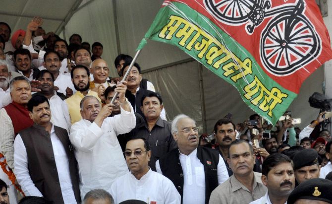 Mulayam Singh Yadav, with his brother Shivpal Yadav to his right, flags off Ahilesh Yadav's Vikas Rath Yatra, November 3, 2016. Photograph: Nand Kumar/PTI Photo