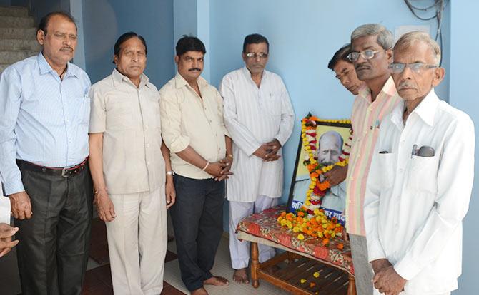 Villagers who were demanding that the state government declare Ramashankar Yadav officially; Toshniwal is standing second from left