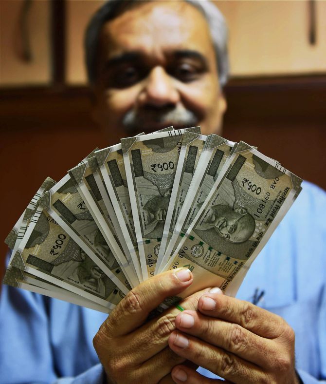 Several banks across the country also issued new Rs 500 notes, November 13, 2016 on Sunday. So far, banks had disbursed only Rs 2,000 and Rs 100 notes in exchange for the old Rs 500 and Rs 1,000 notes. Photograph: PTI Photo
