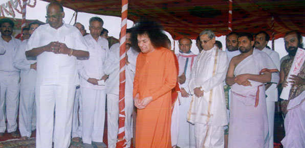 The late D K Adikesavulu with Satya Saibaba.